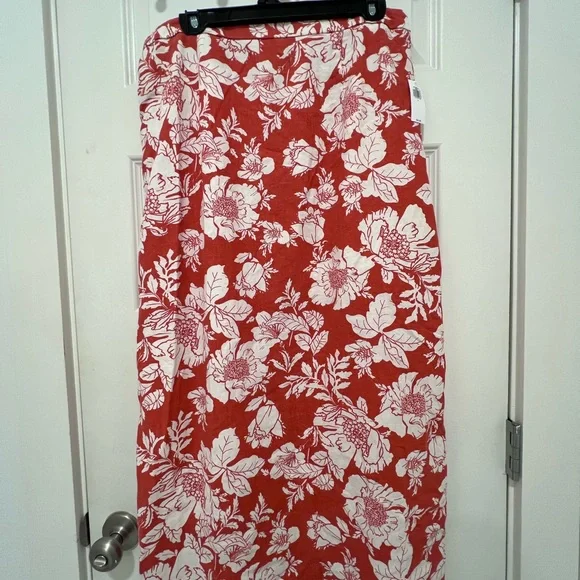 Chic Red Skirt with White Leaf Design - Picture 2 of 5